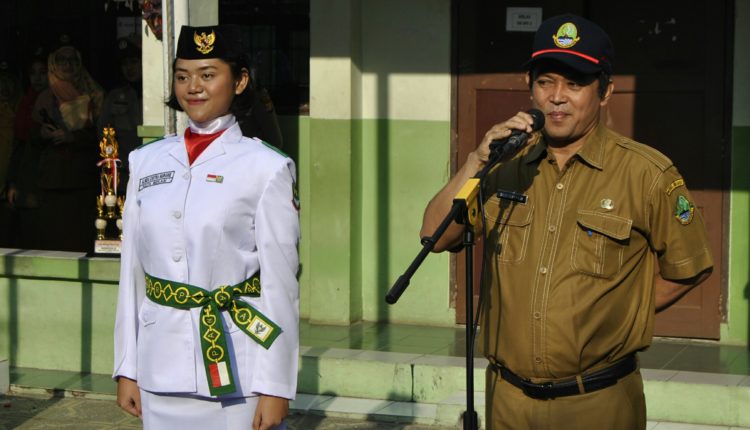 Alinda Chitra Nuranie pembawa baki di Paskibraka tingkat kota Bekasi