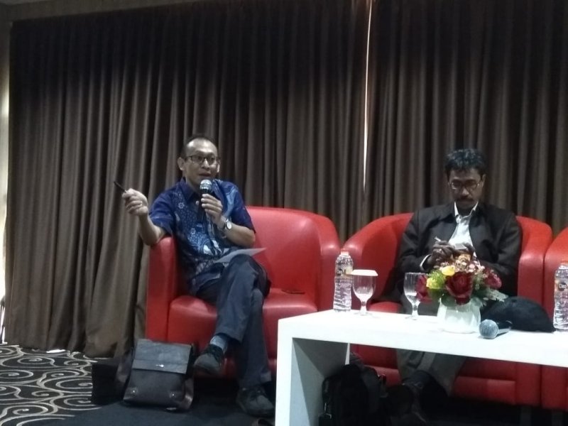 Analis Politik Exposit Strategic, Arief Susanto (pegang mic)