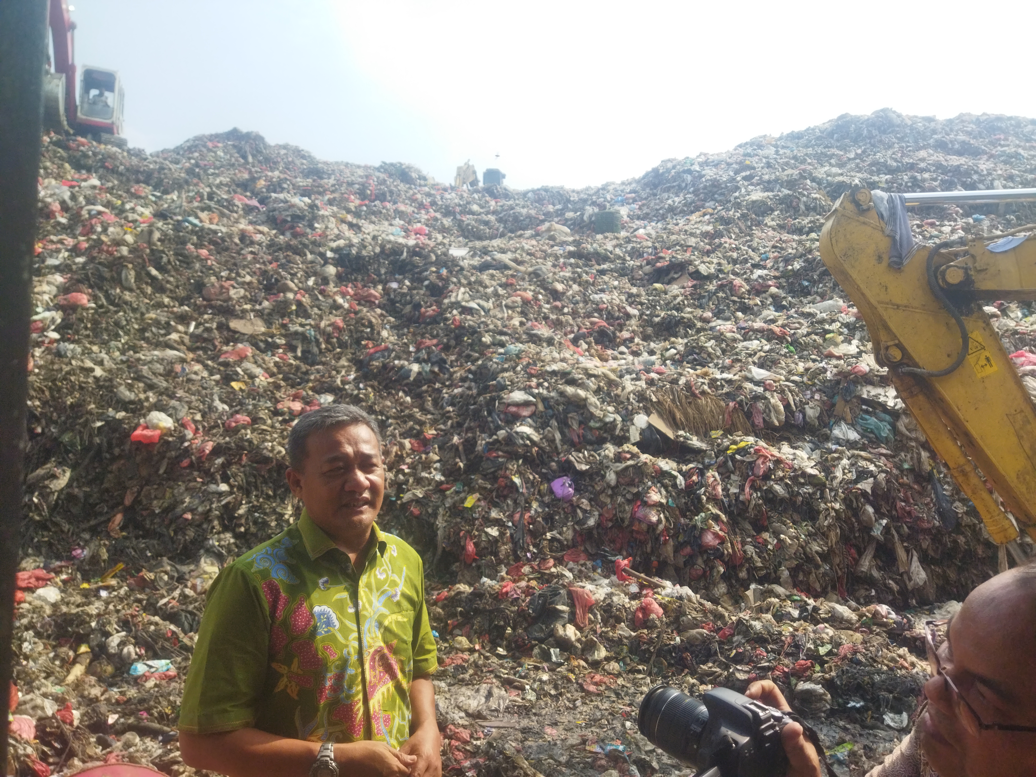 Anggota DPR Obon Tabroni saat memantau TPAS Burangkeng