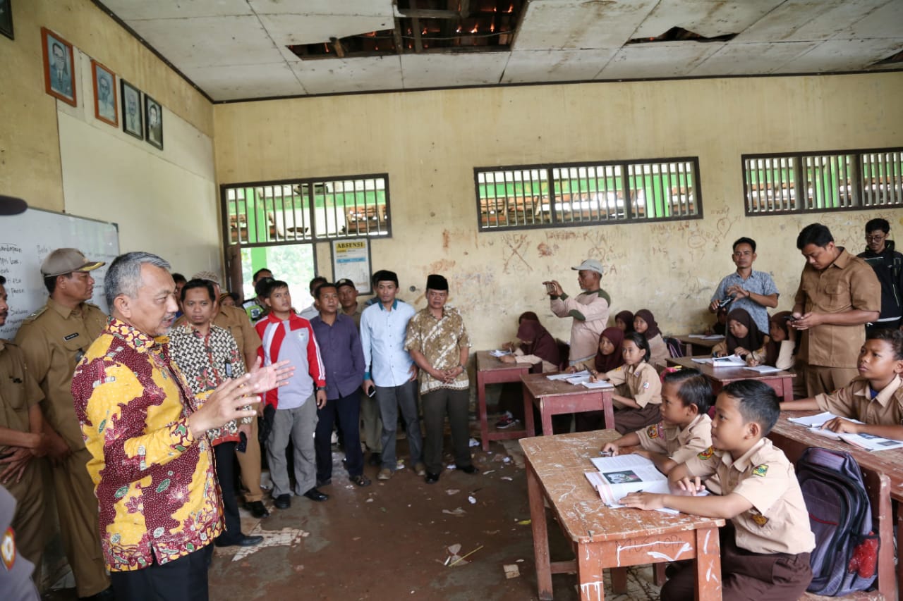 Anggota DPR RI Ahmad Syaikhu meninjau SDN Samudrajaya 04 Tarumajaya yang rusak parah, Selasa (21/1)