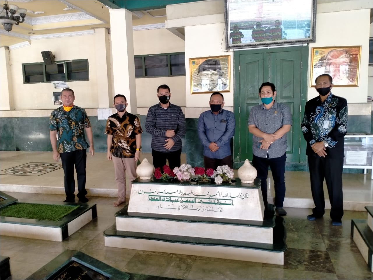 Anggota DPRD Kota Bekasi berziarah ke makam KH Noer Alie saat bulan Ramadhan