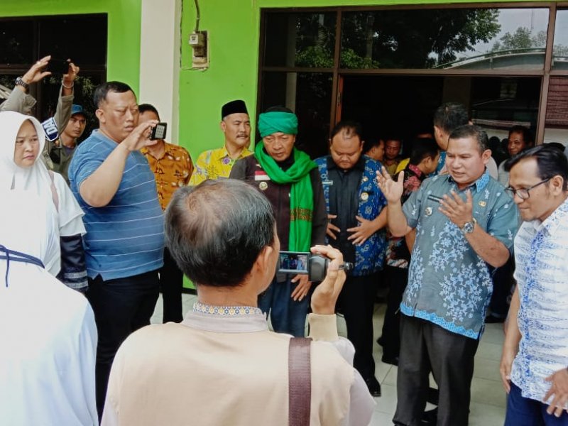 Anggota Dewan, Alimudin (kanan) saat berbincang dengan Camat Mustika Jaya, Gutus Hermawan