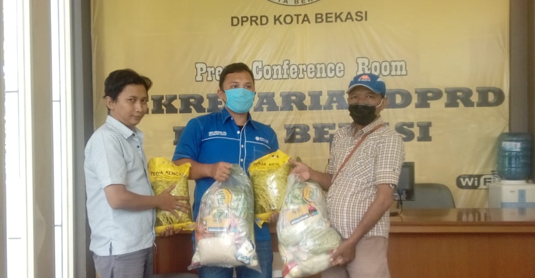 Anggota Fraksi PAN DPRD Kota Bekasi Evi Mafriningsianti membagikan paket sembako kepada jurnalis