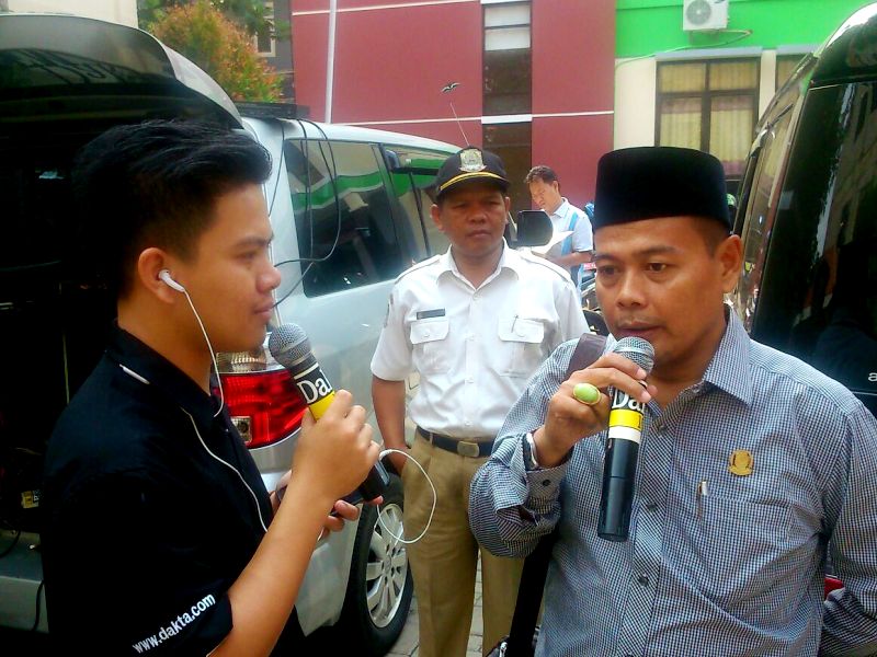 Anggota DPRD Kota Bekasi dari komisi D H Sanwani saat wawancara dengan Dakta