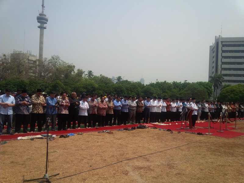 Anggota DPR RI Gelar Sholat Istisqo di Lapangan Komplek Gedung DPR RI