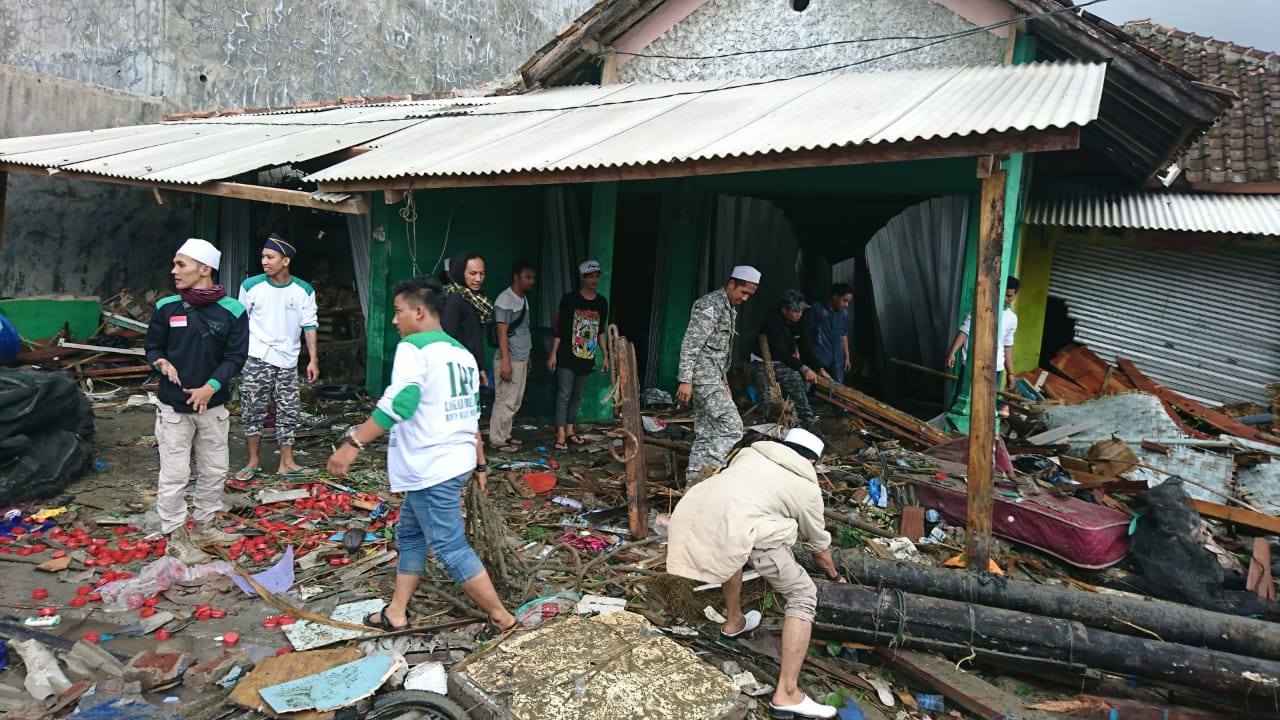Anggota FPI turut membantu proses evakuasi korban tsunami di Banten
