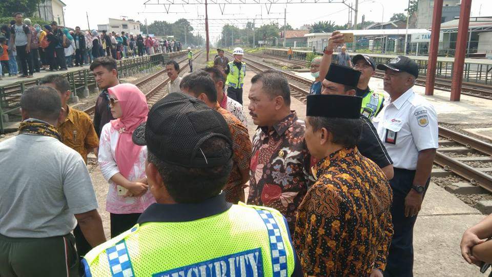 Anggota Komisi III DPRD Kabupaten Bekasi saat meninjau penutupan perlintasan warga mekarsari