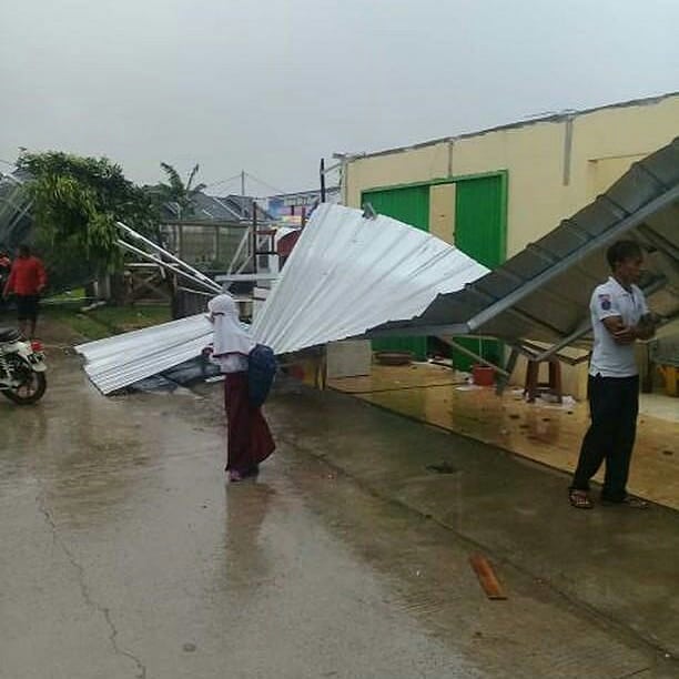 Angin puting beliung menyebabkan sembilan ruko rusak di Desa Jejalen Jaya Kabupaten Bekasi