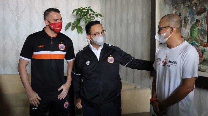 Anies Baswedan ketika menyambangi hotel tempat menginap Persija di Solo.foto istimewa