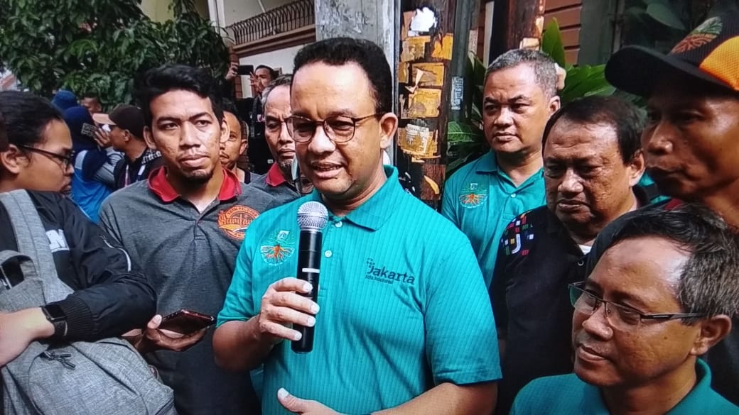 Anies Baswedan usai meninjau kampung pengelolaan sampah di Cempaka Putih Timur Jakarta Pusat