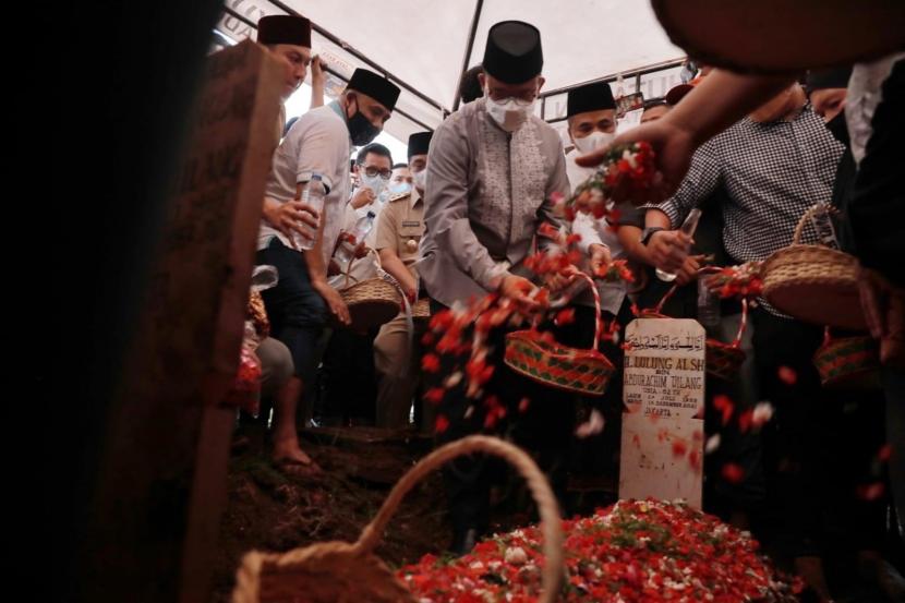 Anies Rasyid Baswedan menghadiri pemakaman Haji Lulung di TPU Karet Bivak.foto ist