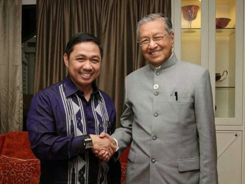 Anis Matta berjabat tangan dengan Mahathir