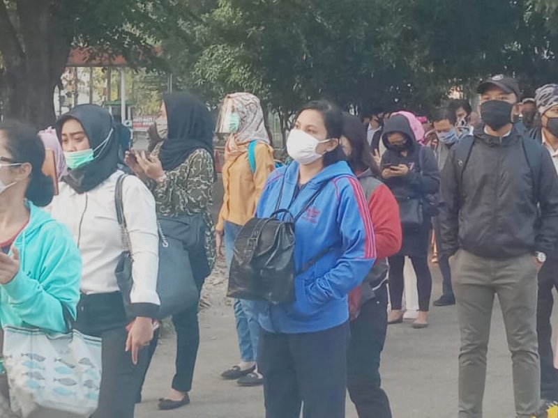 Antrean panjang calon penumpang kereta commuter line di Stasiun Kota Bekasi, Senin (20/7/2020) pagi.