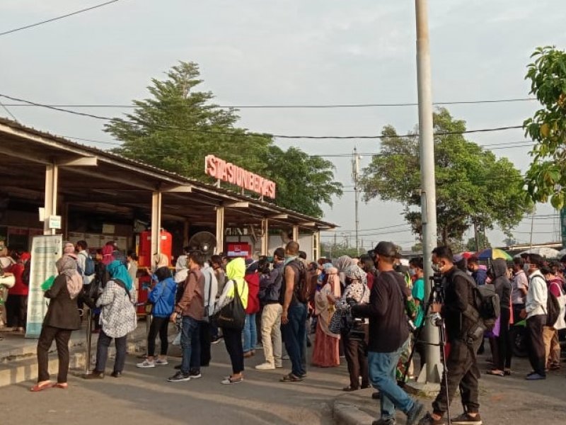 Antrean panjang terjadi di Stasiun Bekasi pada Selasa (9/6/2020).