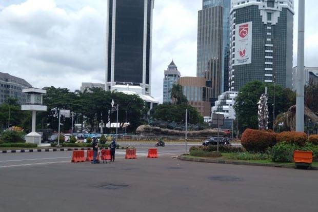 Aparat keamanan mulai berjaga aksi damai 1812 disekitar Patung Kuda Jakarta.FOTO Ari Sandita