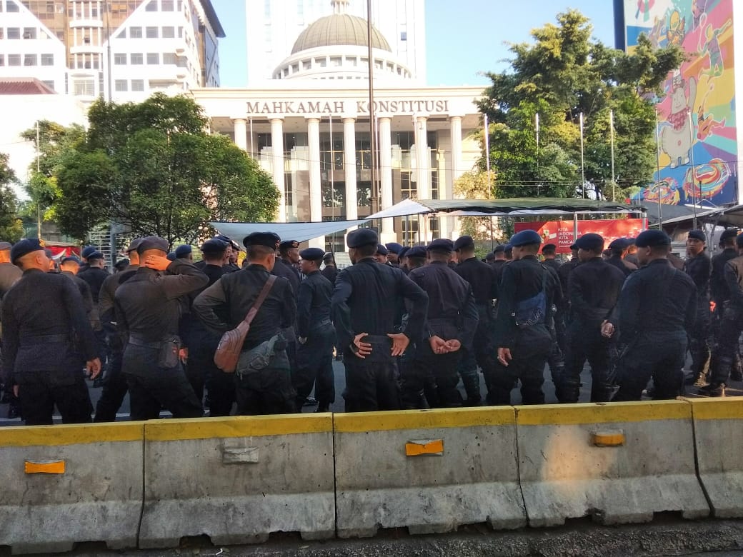 Aparat kepolisian berjaga di depan Gedung MK jelang putusan sidang sengketa Pilpres