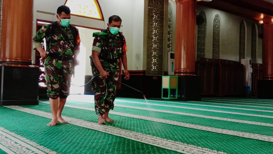 Area Masjid Al Barkah disemprotkan cairan disinfectant spray