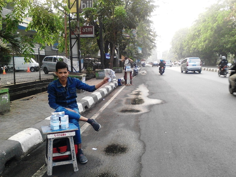 Ari menjajakan uang baru pecahan kecil di Jl KH Nur Ali Bekasi   Copy 2