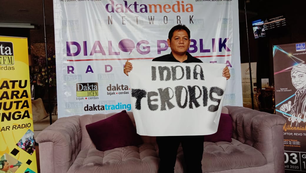 Arief Rahman Hakim membawa poster bertuliskan India Teroris