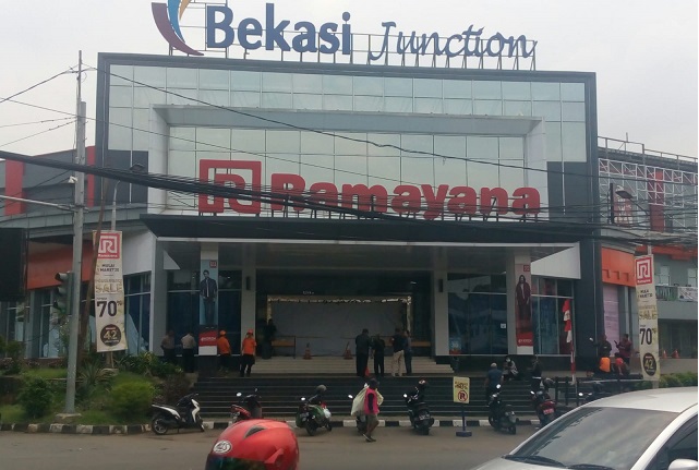 Atap Mal Bekasi Junction Pasar Proyek Bekasi roboh