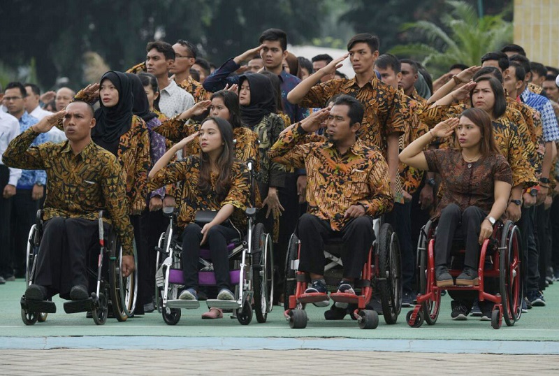 Atlet alet nasional yang diangkat menjadi PNS memberi hormat