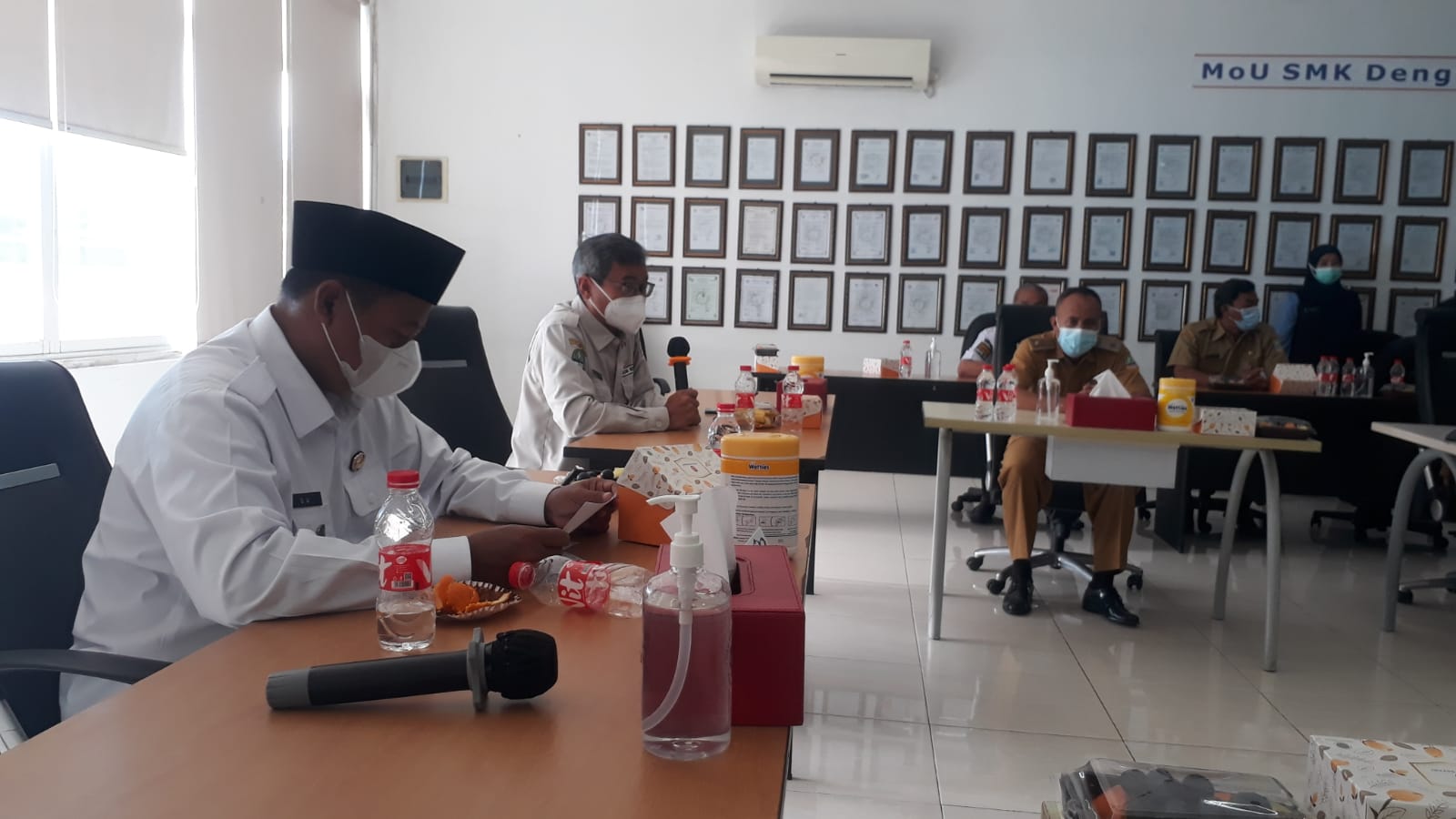 Audiensi Wagub dengan Kepala desa di Cikarang Barat