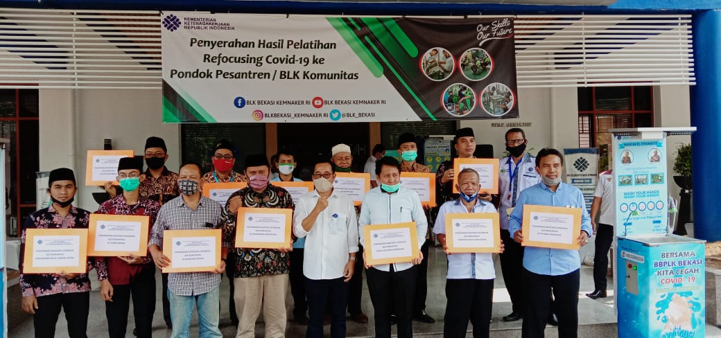 BBPLK Cevest Bekasi menyerahkan bantuan 15 wastafel otomatis ke ponpes dan BLK Komunitas