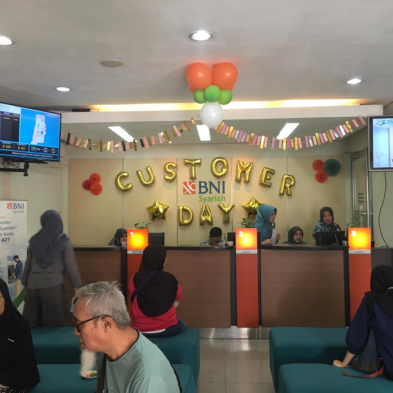 BNI Syariah Bekasi memberikan surprise ke nasabah pada Hari Pelanggan Nasional 2019