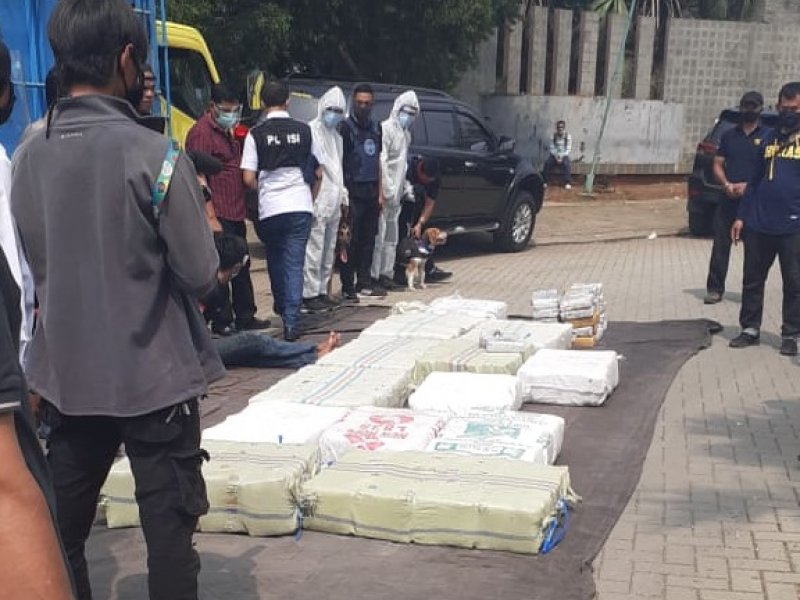 BNN amankan truk berisi pisang yang diselundupkan ganja di depan Perum Pesona Metropolitan, Bekasi