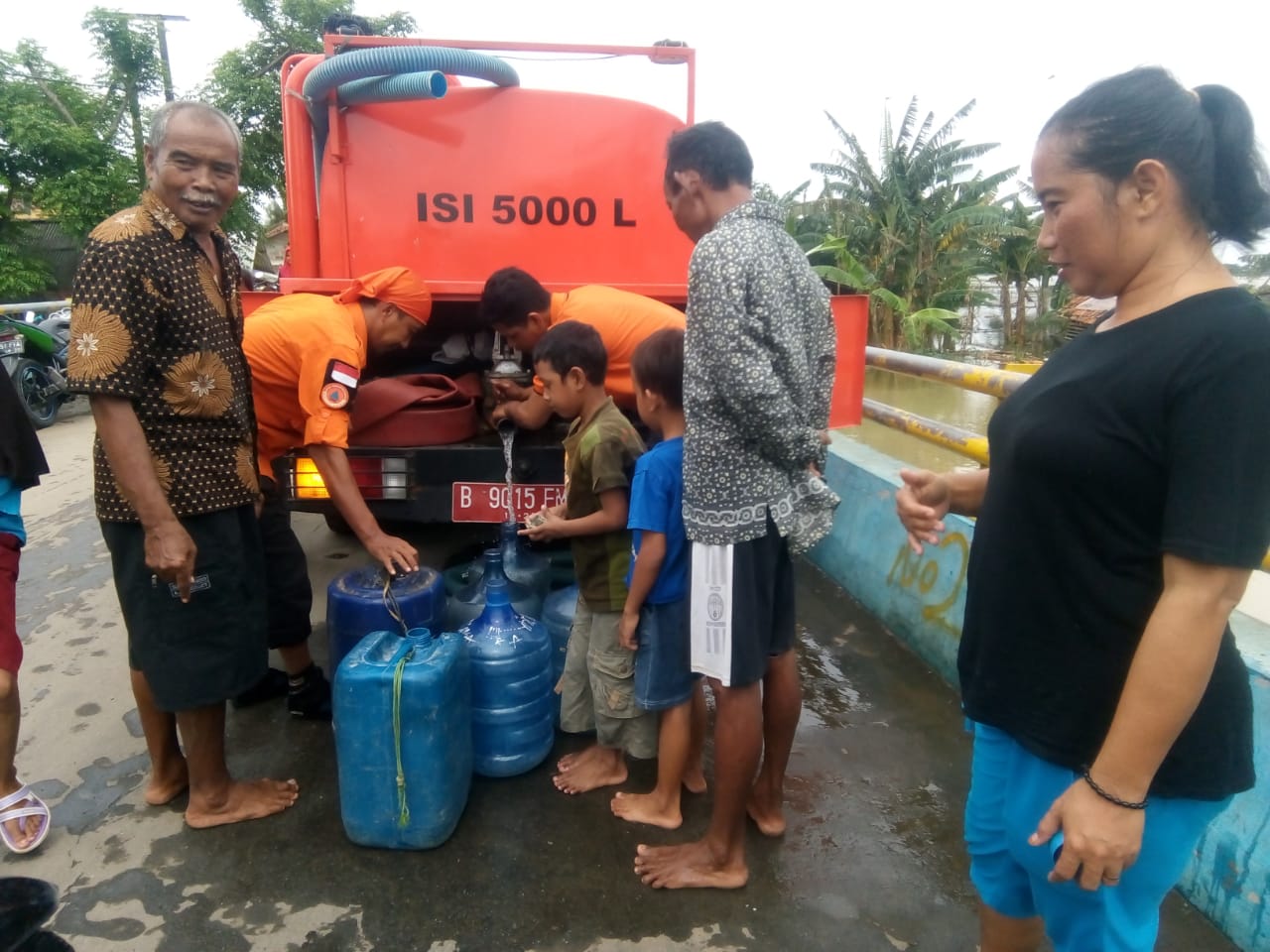 BPBD Kabupaten Bekasi mengirimkan bantuan air bersih di Desa Sukadaya