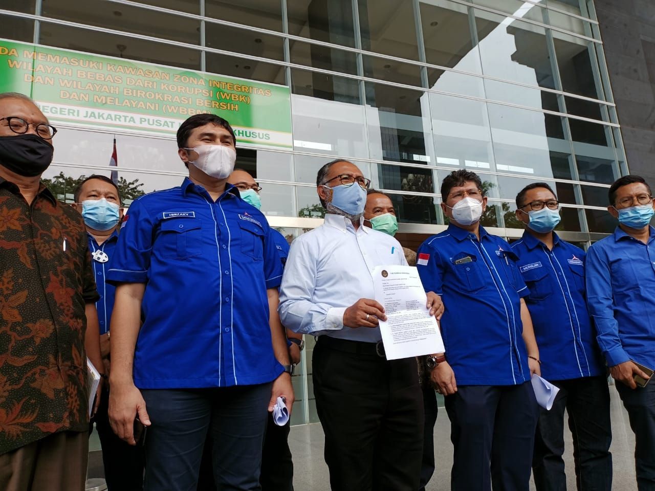 Bambang Widjojanto bersama tim hukum Partai Demokrat kubu AHY di PN Jakpus.foto ist