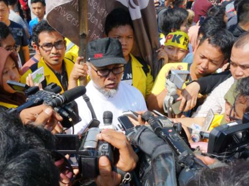 Bambang Widjoyanto memberikan keterangan kepada wartawan