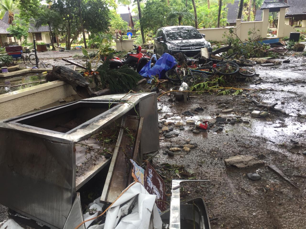 Bangunan dan barang yang rusak akibat tsunami