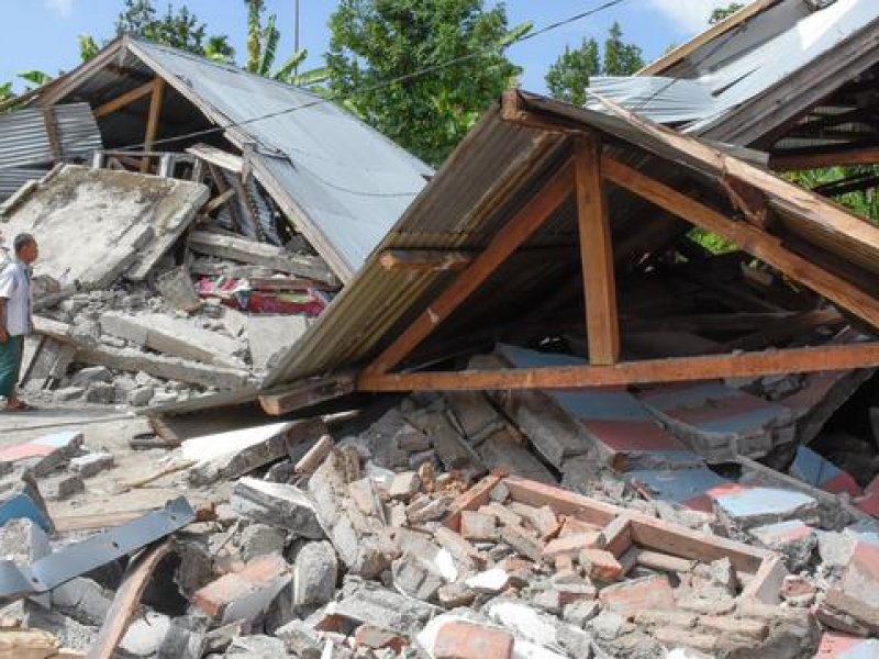 Bangunan roboh akibat gempa yang melanda Lombok, NTB, Ahad (29/7) (Istimewa)