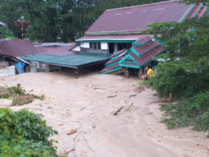 Banjir bandang menerjang rumah warga di Kabupaten Luwu Utara, Senin (13/07/2020) malam