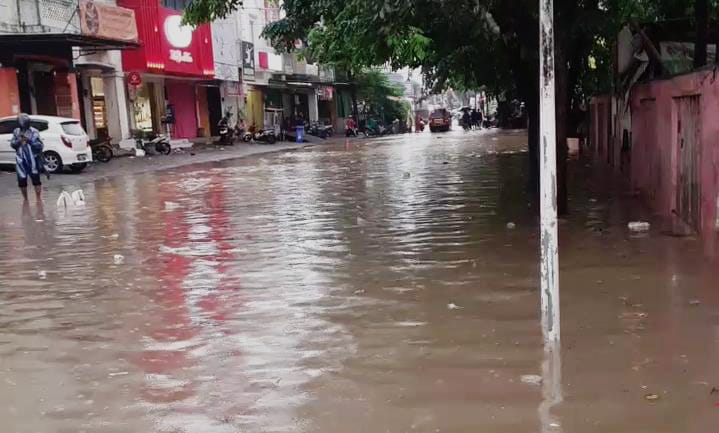 Banjir di Jalan Bintara Raya Bekasi Barat