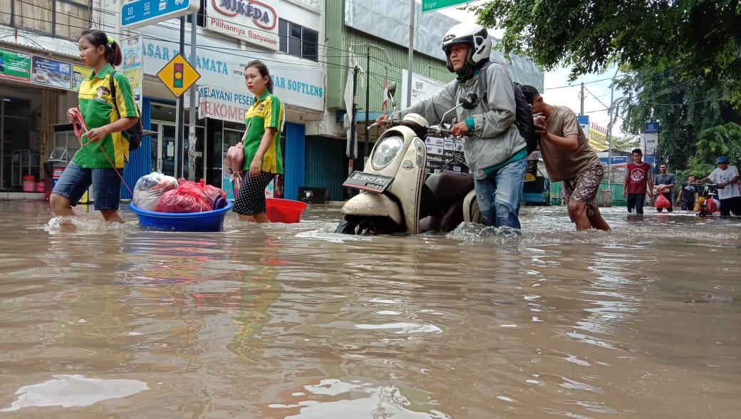 Banjir di Jalan Juanda arah RS Bella Bekasi