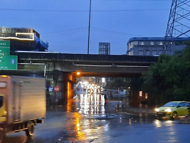 Banjir di Jl KH Noer Ali Kalimalang tepatnya di kolong Tol JORR tidak dapat dilalui, Selasa (21/1)