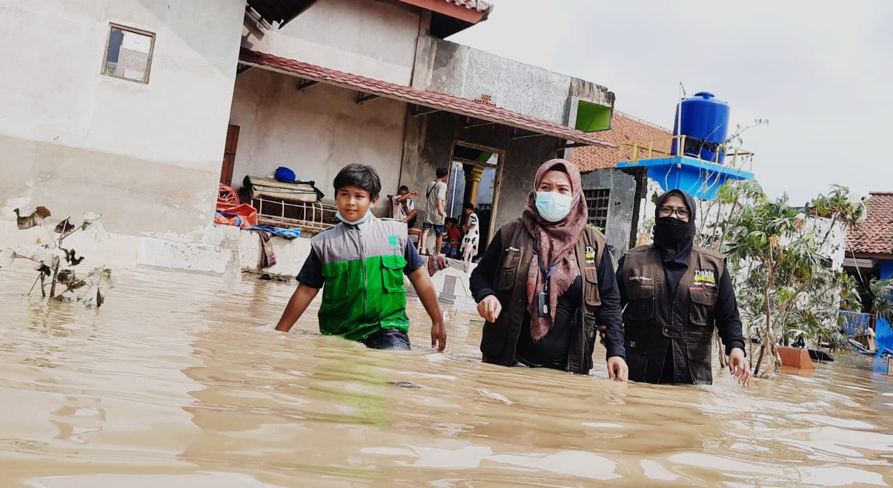 Banjir menggenangi Desa Bojong Sari Kedungwaringin Kabupaten Bekasi.Senin 22 Februari 2021