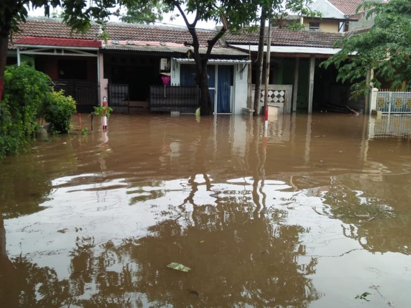 Banjir merendam Perum Bumi Sani Permai, Desa Setiamekar, Tambun Selatan, Rabu (1/1)