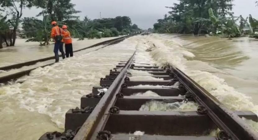 Banjir rendam rel KA di KM 55 100 KM 54 500.foto ist