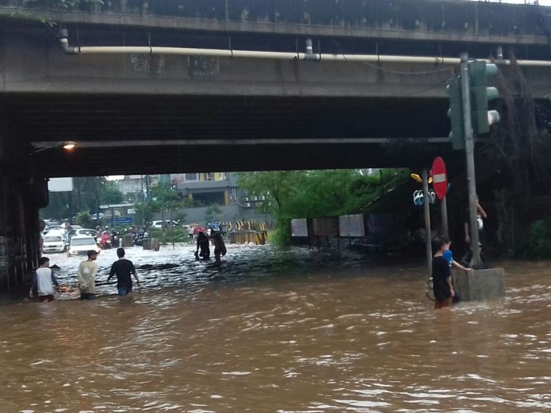 Banjir Jalan KH Noer Ali   Kalimang tepatnya di underpass tol Bintara