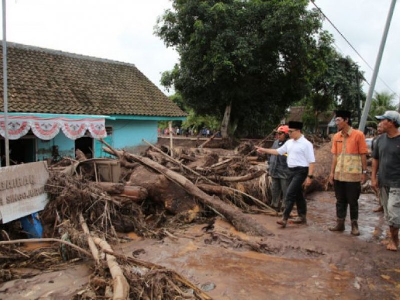 Banjir bandang banyuwangi yang mengakibatkan ratusan rumah rusak (ANTARA FOTO/Tulus Harjono)