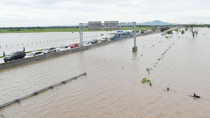 Banjir rendam Tol Tras Jawa di Kabupaten Madiun pada Kamis 7 Maret