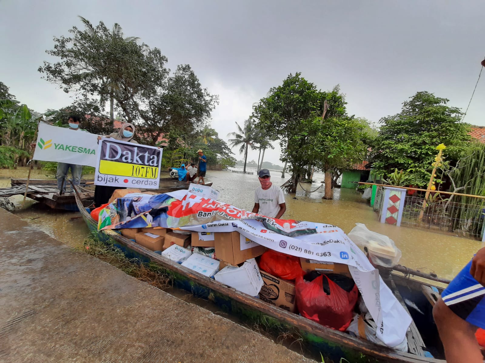 Bantuan logistik Dakta bersama Yakesma di Kp.Bulak Muaragembong Bekasi