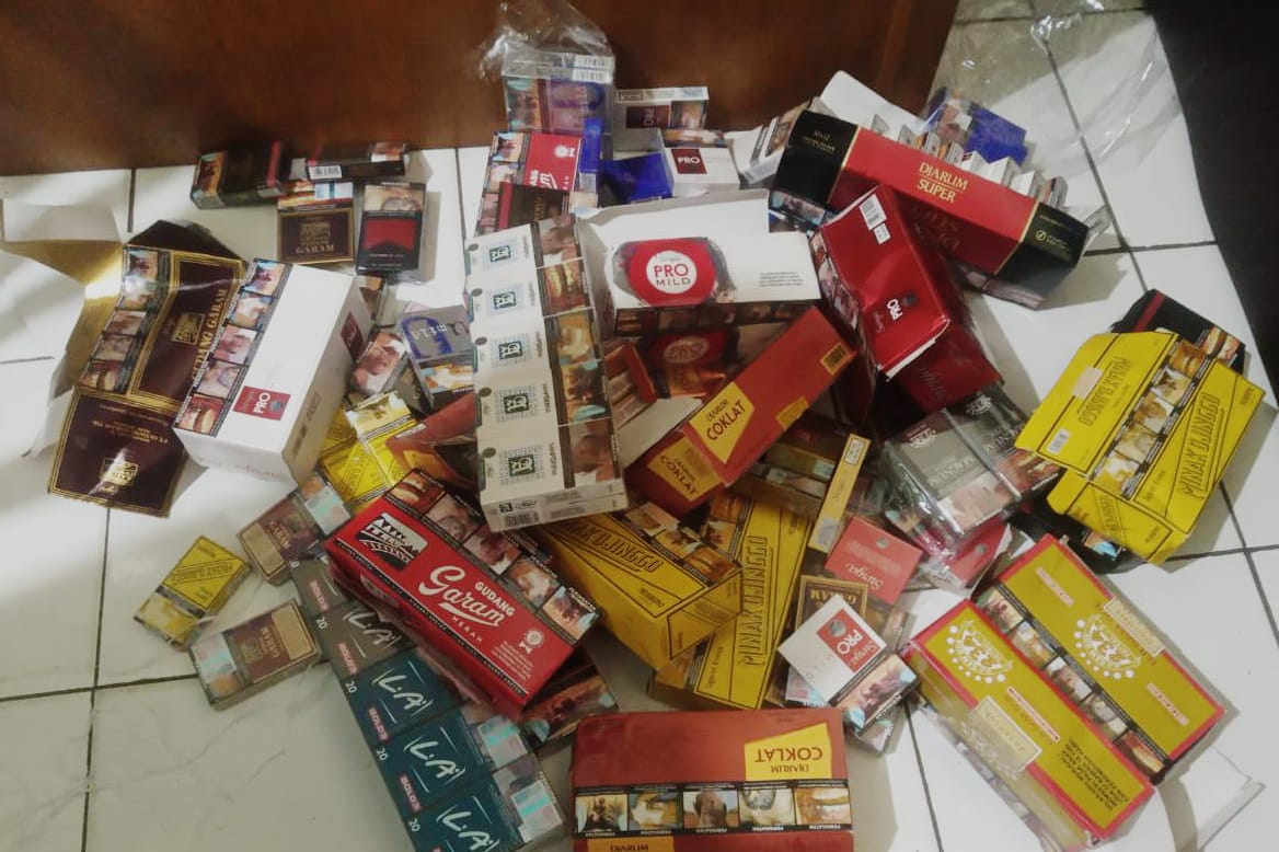 Barang Bukti Rokok yang Digasak Pelaku di Toko Desi Ampera Bekasi Timur