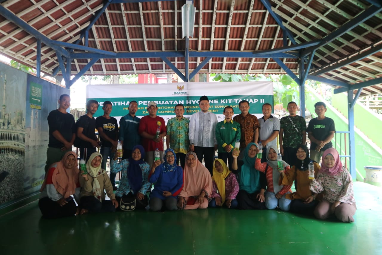 Baznas Jabar foto Bersama dengan peserta pelatihan pembuatan sabun di Bantargebang