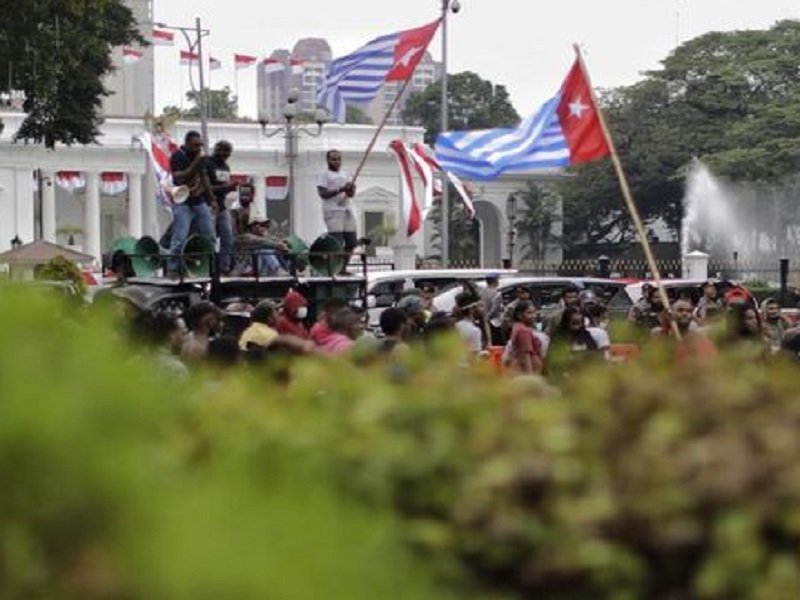 Massa mengibarkan Bendera Bintang Kejora (28/8) (Foto Adhi Wicaksono/CNN Indonesia)