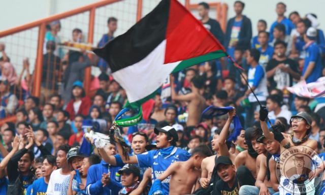 Bendera Palestina di laga Persib Persiba