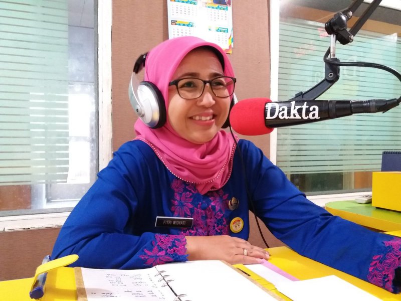 Bincang Publik bersama Sekretaris Kecamatan Bekasi, Fitri Widyati membahas Kartu Indentitas Anak